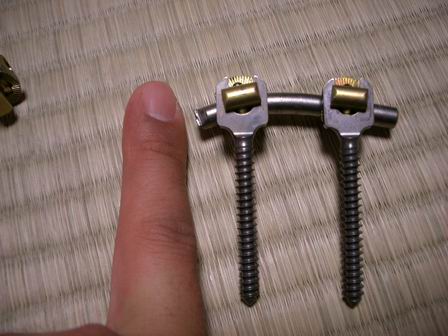 脊柱管狭窄症の手術で使った金具